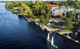 Art Marina nad rzeką z bezpłatnym parkingiem
